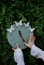 Carica l'immagine nel visualizzatore di Gallery, Orologio "Battito d'Ali" Cenere/Crema Arti&amp;Mestieri
