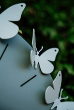 Carica l'immagine nel visualizzatore di Gallery, Orologio "Battito d'Ali" Cenere/Crema Arti&amp;Mestieri
